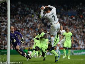 Ném bóng vào lưới, ngôi sao Ronaldo bị chế giễu trên MXH