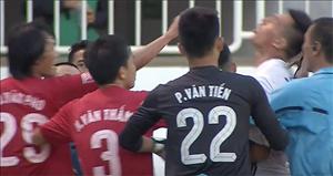 Bị chọc giận, trung vệ HAGL đấm thẳng mặt đối thủ