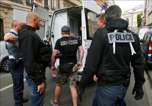 Chùm ảnh: Cảnh sát Pháp thẳng tay trấn áp hooligan Nga