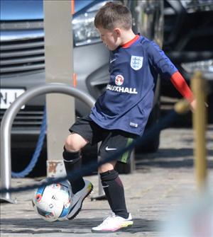 Cậu cả nhà Rooney sớm bộc lộ tố chất đá bóng