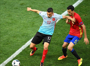 Tiền vệ Busquets lại giở thói ăn vạ ở VCK Euro 2016