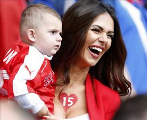 Thân hình hấp dẫn của vợ ngôi sao Thụy Sĩ