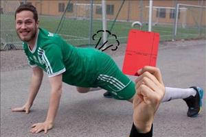 Can tội ... xì hơi khi thi đấu, một cầu thủ bị đuổi khỏi sân