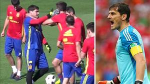 NÓNG: Thánh Casillas thẳng tay tát đồng đội Pique trên sân tập
