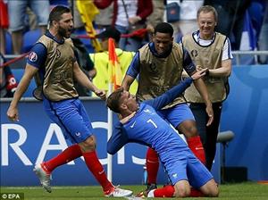 Griezmann lập cú đúp sau đợt phản công nhanh (Trực tiếp Pháp 2-1 CH Ireland)