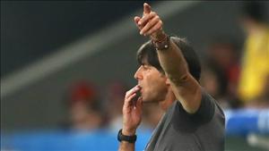 HLV Joachim Loew lại khiến tất cả buồn nôn với hành động mất vệ sinh mới