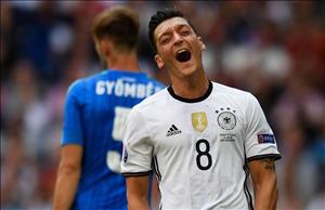 Ozil đá hỏng penalty, Đức quay ra đổ tội cho... người Anh