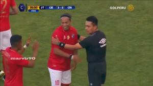 Ronaldinho lại thể hiện tuyệt kỹ lườm rau gắp thịt