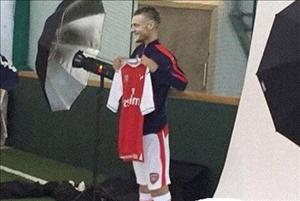 Lộ bản hợp đồng và ảnh chụp với áo đấu Arsenal của Jamie Vardy