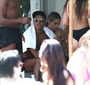 Đá bồ già, sao trẻ M.U vui vẻ bên người đẹp nóng bỏng