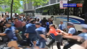 Messi bị fan nữ tấn công ngoài khách sạn