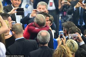 Bí mật đằng sau cái ôm tình cảm giữa Sir Alex và trò cũ Ronaldo sau CK Euro 2016