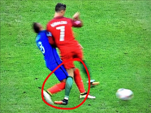 Huyền thoại M.U ca ngợi cú tắc bóng hạ gục Ronaldo của Payet