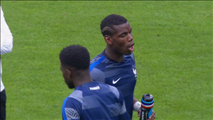 Tiền vệ Paul Pogba khởi động kỹ càng trước chung kết Euro 2016