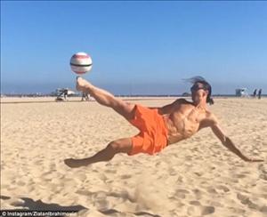 Siêu Ibra thi triển kung-fu trên bãi biển