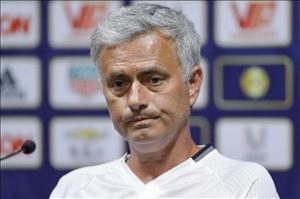 Mourinho chấp nhận gạch đá từ huyền thoại Man Utd