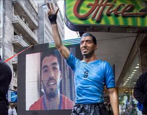 Luis Suarez được dựng tượng ở quê nhà