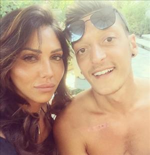 Tiền vệ Mesut Ozil thân mật với siêu mẫu nóng bỏng