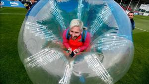 Lionel Messi và dàn sao Barca húc nhau hài hước trên sân tập