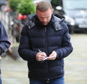 Wayne Rooney lại chi tiền đi cấy tóc