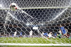 Bjarnason kiếm thêm bàn danh dự cho Iceland (Pháp 5-2 Iceland)