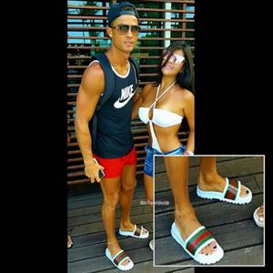 Ronaldo sơn ... móng chân đầy nữ tính