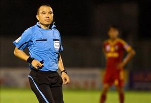 Trọng tài V-League lại gây sốc bằng những quyết định có một không hai
