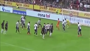 Thủ môn đánh gót ghi bàn ngẫu hứng vào phút chót