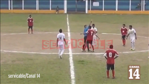 Trọng tài hứng mưa đòn từ cầu thủ