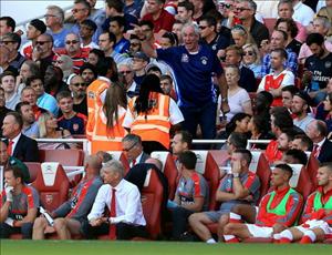 CĐV Arsenal chỉ tay chửi HLV Wenger