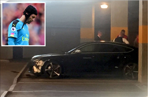 Thất trận trước Liverpool, thủ thành Arsenal tông xe vào cột