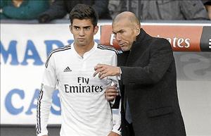 Con trai Zidane xử lý bóng như bố