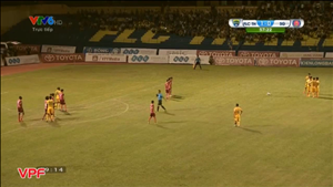 Chết cười với pha dàn xếp đá phạt lỗi của Thanh Hóa