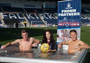 CĐV Falkirk có cơ hội tắm bồn nước nóng ngay trên sân vận động