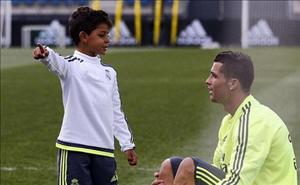 Ronaldo: Đá bóng giỏi, chăm con cũng tài