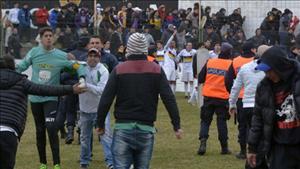 Cầu thủ và hooligan đánh nhau trên sân như trong phim