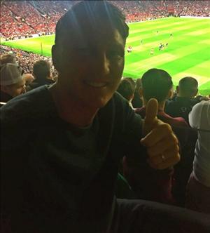 Schweinsteiger vui vẻ ngồi trên khán đài xem đồng đội M.U thi đấu