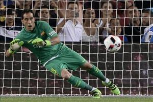 Lộ bằng chứng thủ môn Bravo chuẩn bị rời Barca tới Man City