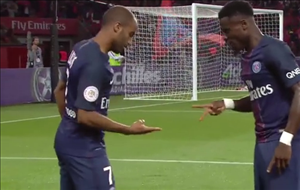 Sao PSG ăn mừng bàn thắng kiểu ... oẳn tù tì