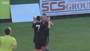 Siêu hậu vệ ghi 3 bàn đẹp trong một trận đấu