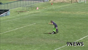 Pha ghi bàn không thể tin nổi trên sân cỏ Mỹ