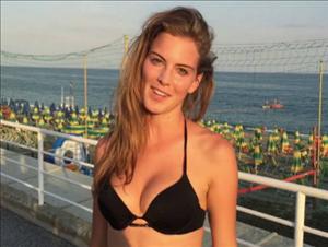 Siêu mẫu bikini tâng bóng đầy nóng bỏng