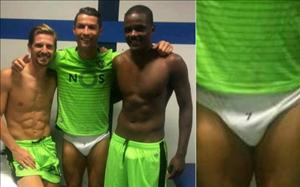 Ngôi sao Ronaldo lột đồ khoe quần lót siêu độc
