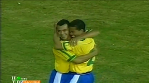 Ký ức lịch sử: Bàn thắng đầu tiên của Ronaldinho cho ĐT Brazil đẹp ra sao?