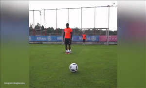 Douglas Costa đánh gót ghi bàn từ chấm 11 m