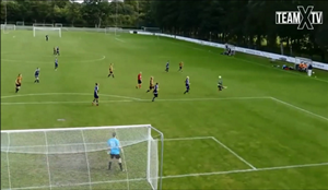 Cầu thủ nghiệp dư tái hiện siêu phẩm xe đạp chổng ngược của Ibra