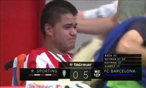 CĐV khuyết tật của Gijon bật khóc khi được ngôi sao Neymar tặng áo