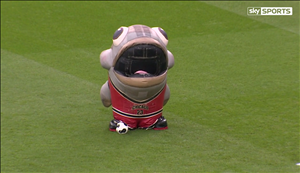 Clip bóng đá vui: Linh vật nuốt chửng tình nguyện viên