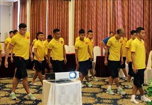 HLV Hữu Thắng muối mặt trước chuyên gia nước ngoài