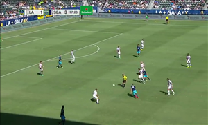 Trọng tài ... kiến tạo cho cầu thủ ghi bàn đẹp